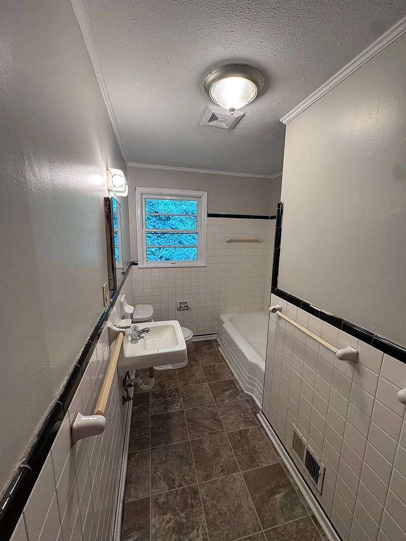 916 Stewart Street — Photo 2