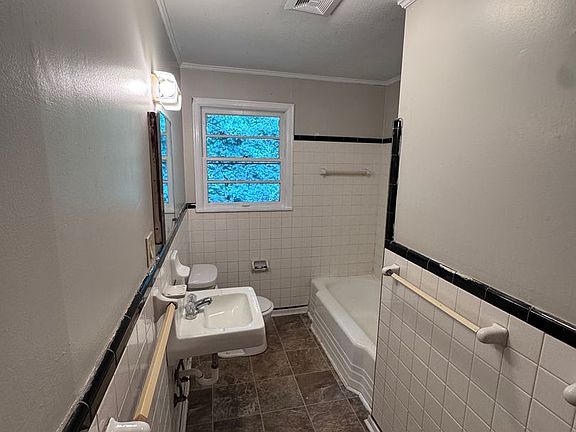 3rd image of 916 Stewart St