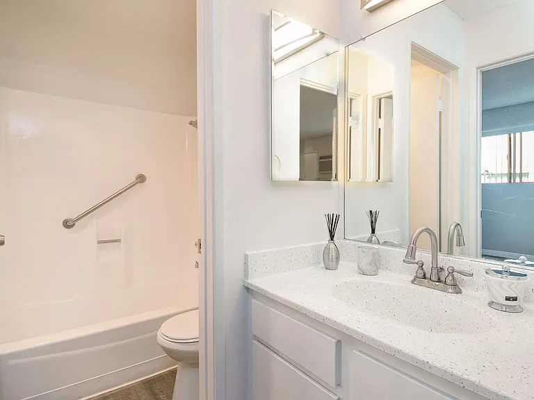 Racquet Club Apartments — Photo 35
