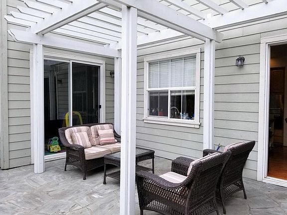 3rd image of 402 Promenade Ln