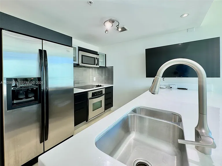 1900 N Bayshore Dr #4003 — Photo 6