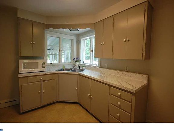 2nd image of 1017 W Kings Hwy