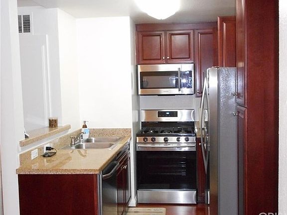 3rd image of 5530 Owensmouth Ave APT 216