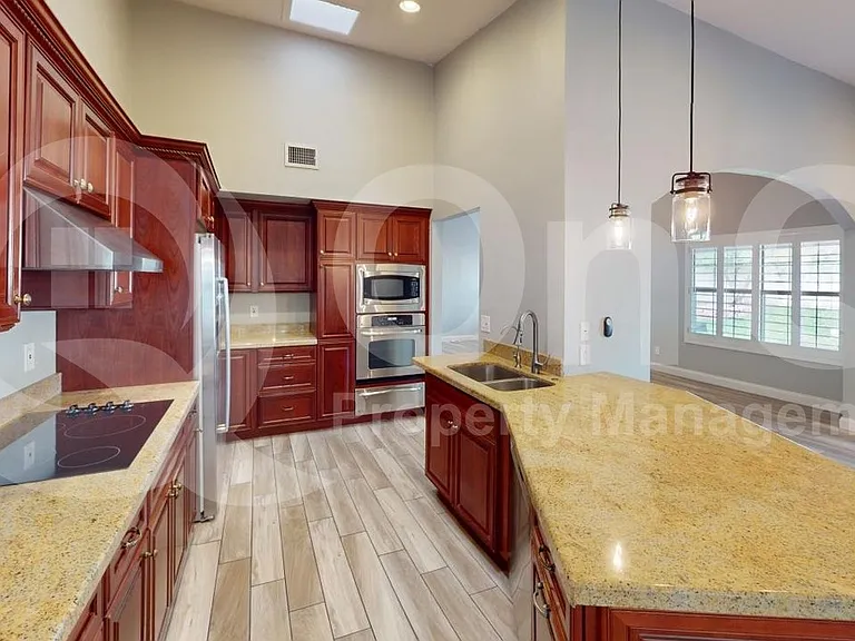 5420 E Paradise Ln — Photo 4