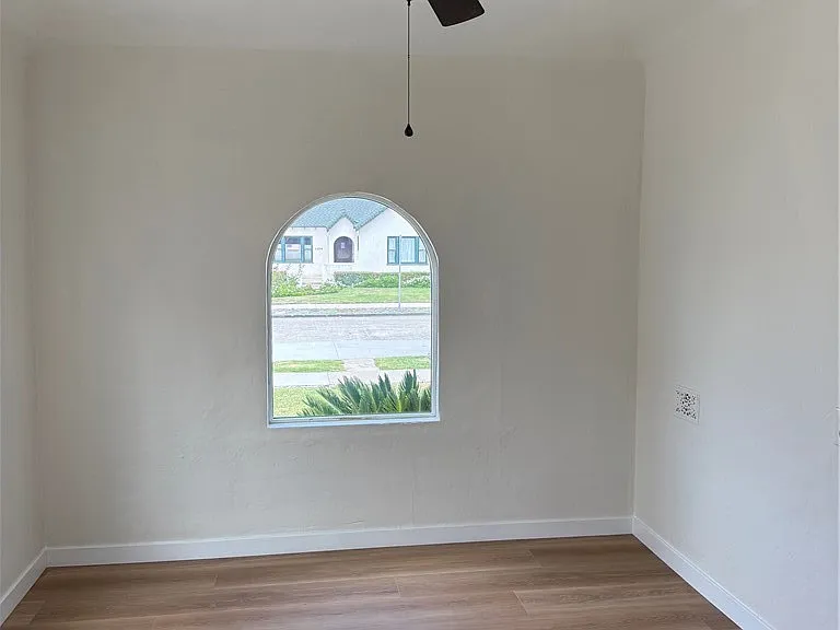 1133 S Van Ness Ave — Photo 9