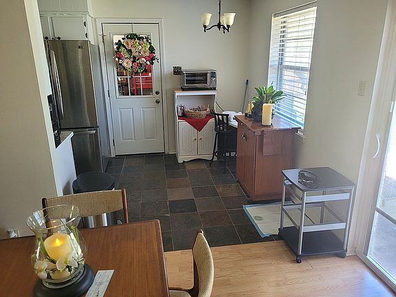 4th image of 705 Holiday Dr