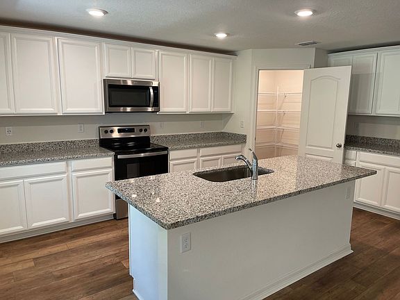 5th image of 75 Raleigh Dr