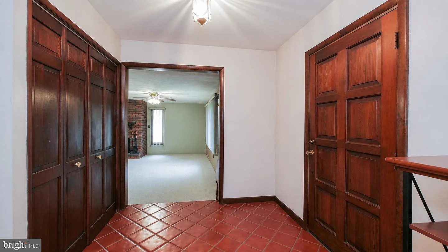 3 bed, 1.5 bath, 1696 sqft, $2,900 — Photo 4