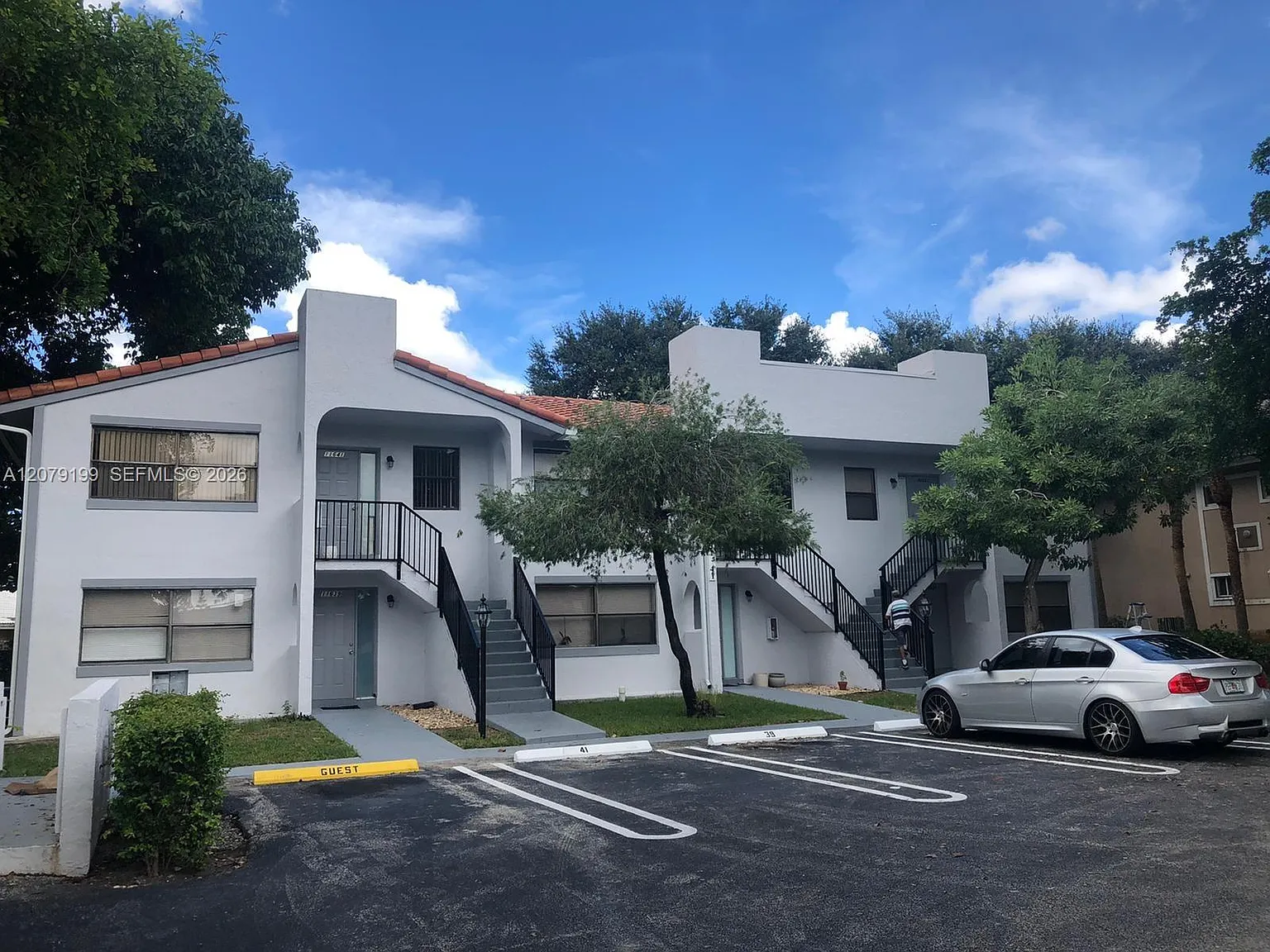 Royal Ridge Condo — Photo 1