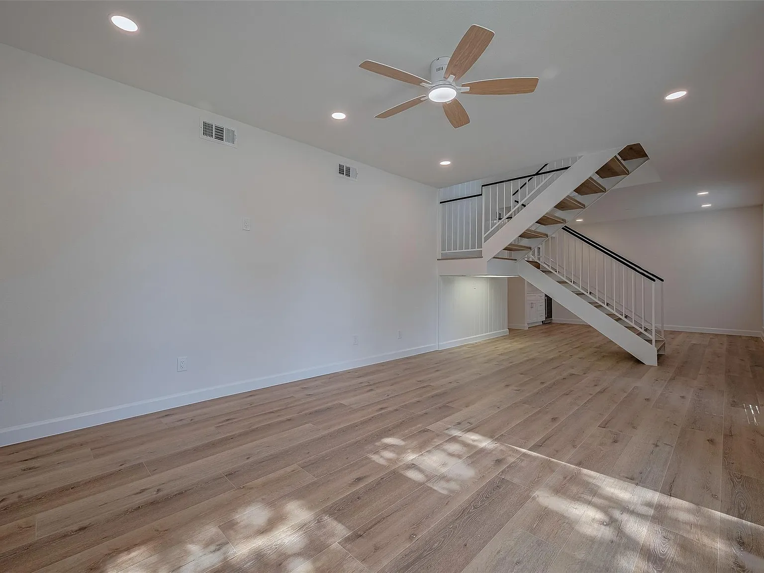 3 bed, 2.5 bath, 2265 sqft, $2,600 — Photo 2