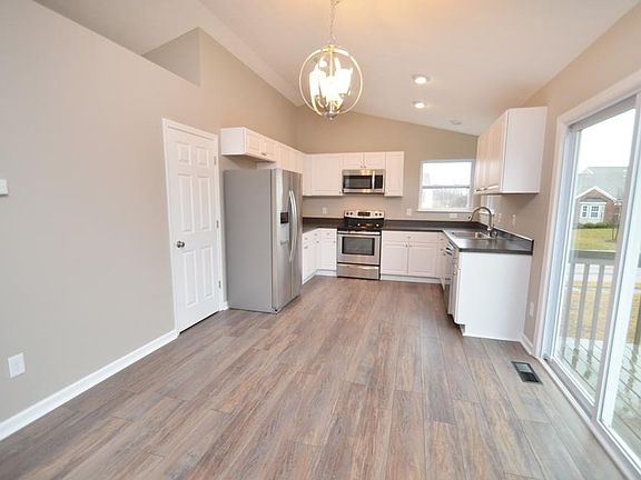 4th image of 1 Ascot Glen Dr