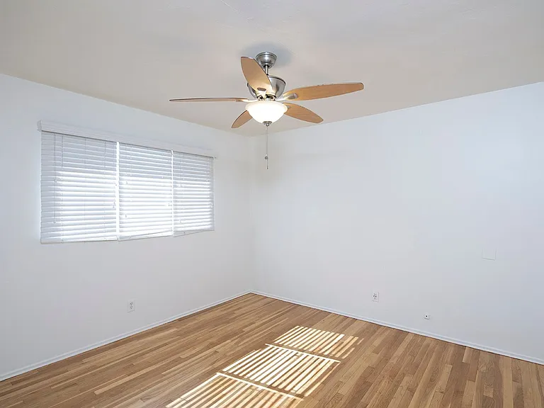Talmadge Pacific Apartments — Photo 16