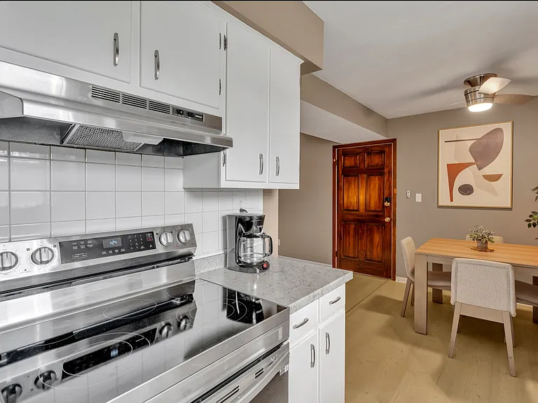 625 Village Ln #D — Photo 3