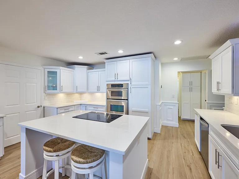 100 Neptune Dr — Photo 17