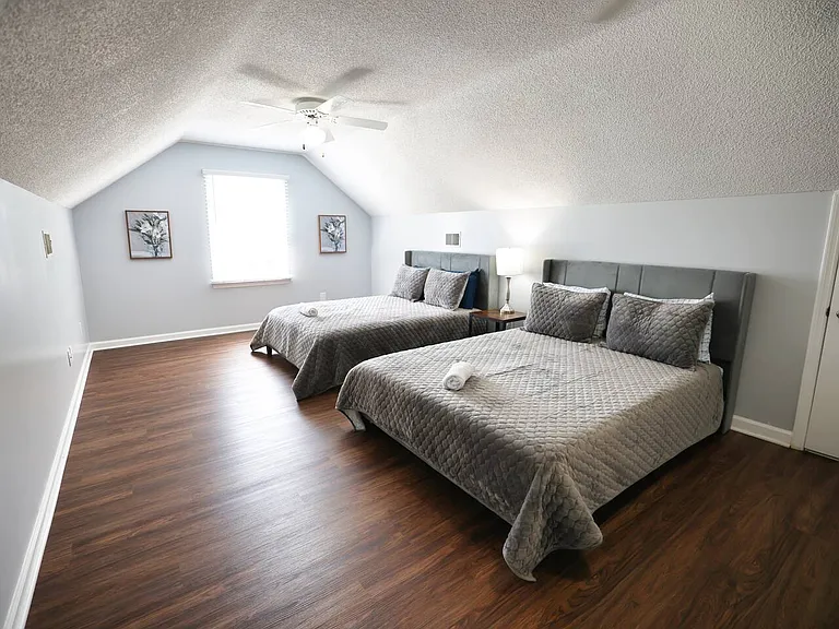5456 Roxbury Dr — Photo 17