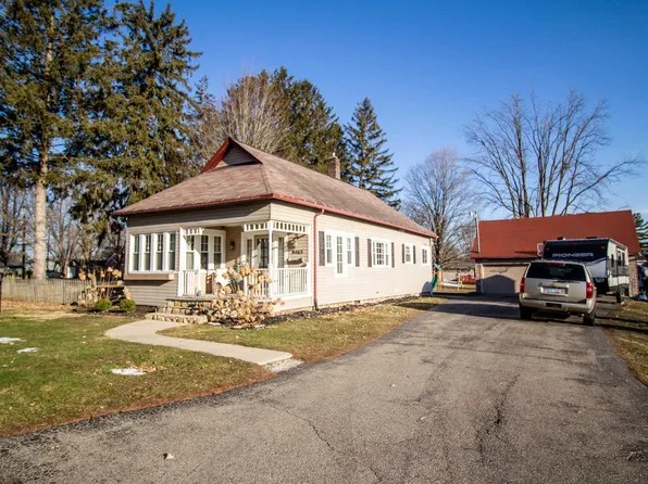 9463 Maple St, New Lothrop, MI 48460