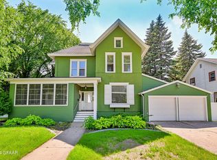 504 S 6th St, Grand Forks, ND 58201