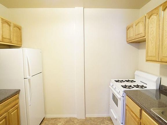3rd image of 922 Bronx Park S APT 1E