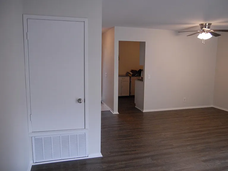 2438 Glengyle Dr — Photo 8