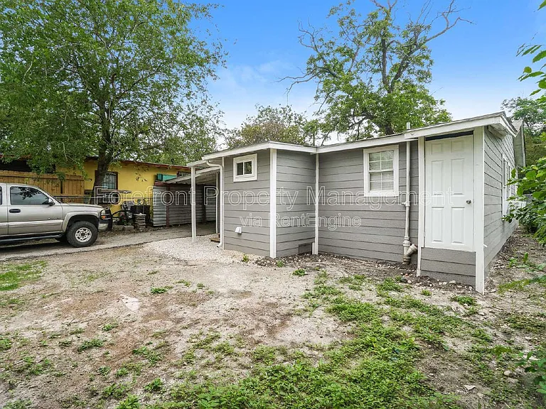 614 N Sabinas St — Photo 2