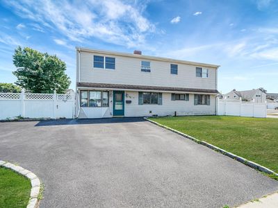 16 Winter Lane, Hicksville, NY, 11801