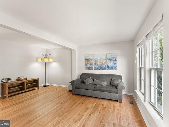 4th image of 203 Shirley Sq SE