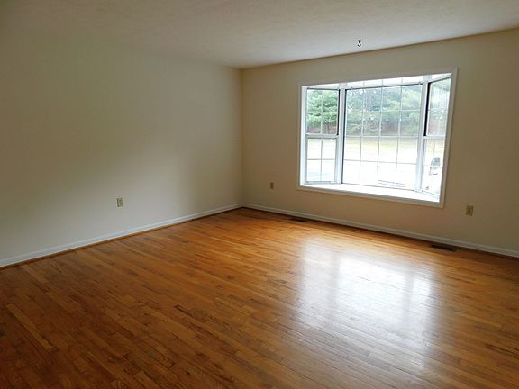 3rd image of 212 Hunter Run Rd