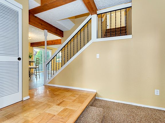 5th image of 2111 NE Holly Ct
