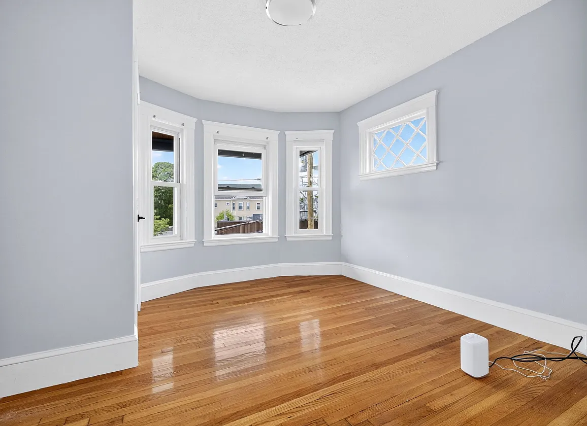 4 bed, 9999 sqft, $5,400 — Photo 4