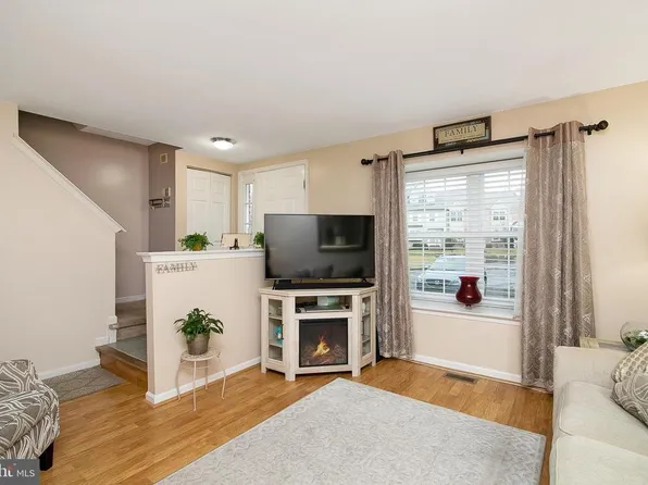 71 Louis James Ct, Upper Chichester, PA 19014