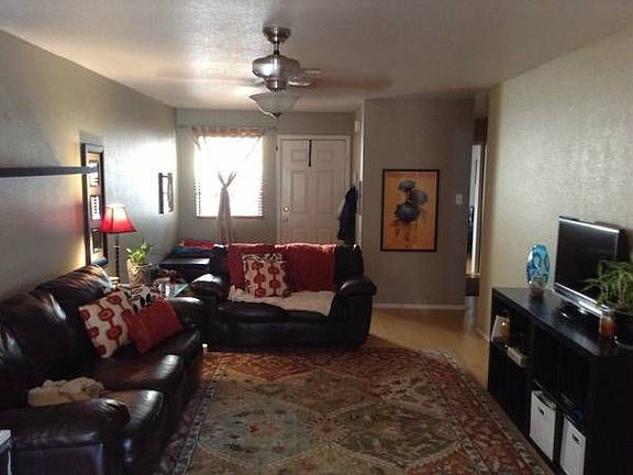 Spacious living room 
