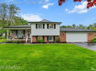 207 Old Perch Rd, Rochester Hills, MI 48309