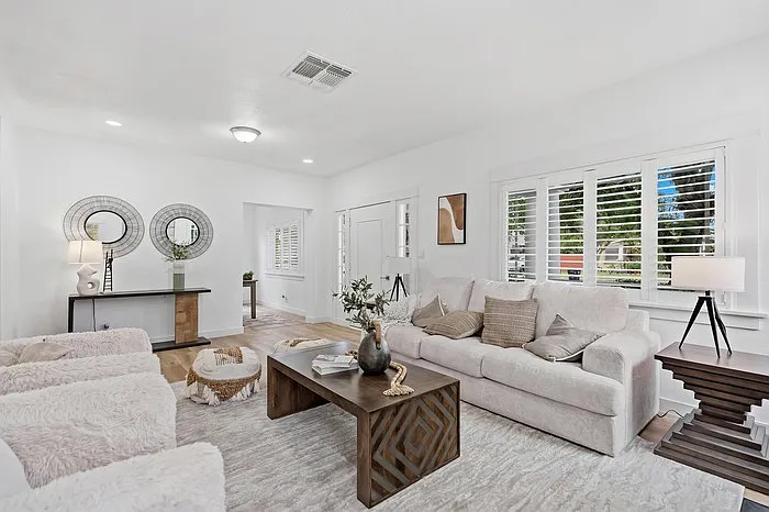 4 bed, 2.0 bath, 2098 sqft, $4,200 — Photo 4
