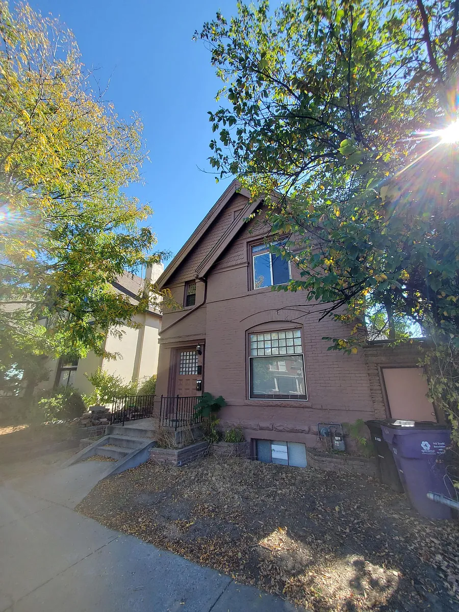 Building Photo - 404 E 1st Ave #1