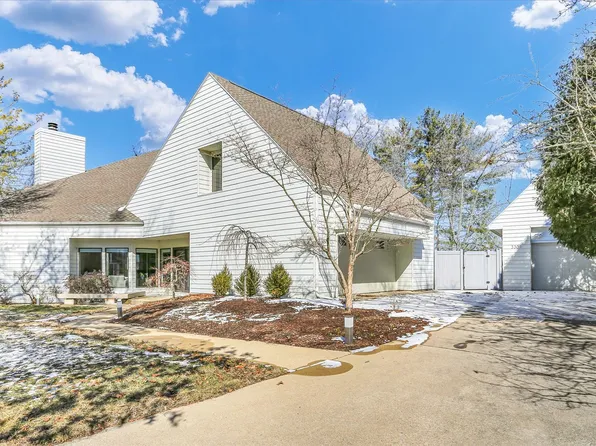 3301 S Pine Cir, Urbana, IL 61802