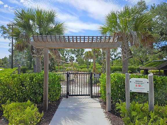 4th image of 15285 Shady Palms Ln