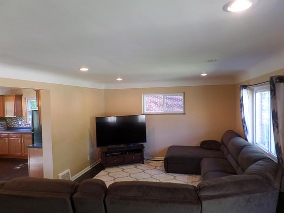 4th image of 1082 Fashion Ave
