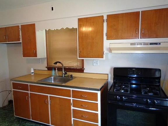 4th image of 902 Green St