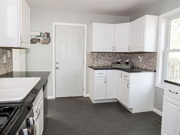 2nd image of 847 Oakdale Ave