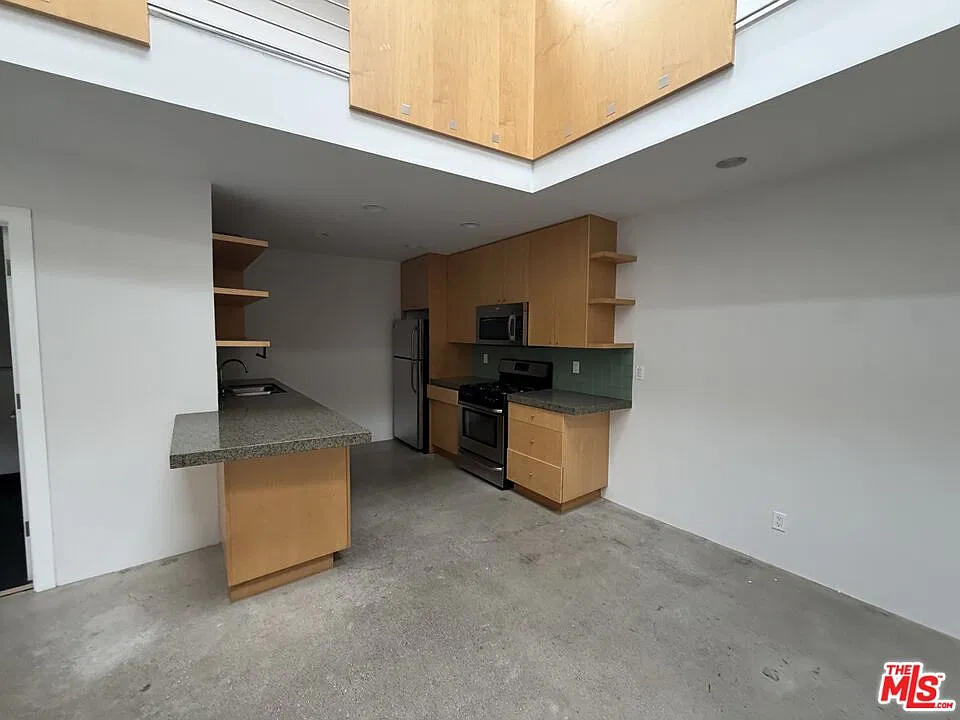 Studio, 1063 sqft, $3,672 — Photo 2