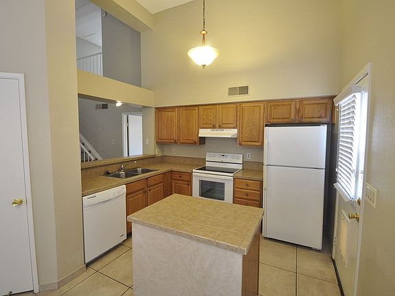 3rd image of 2122 W Beaubien Dr