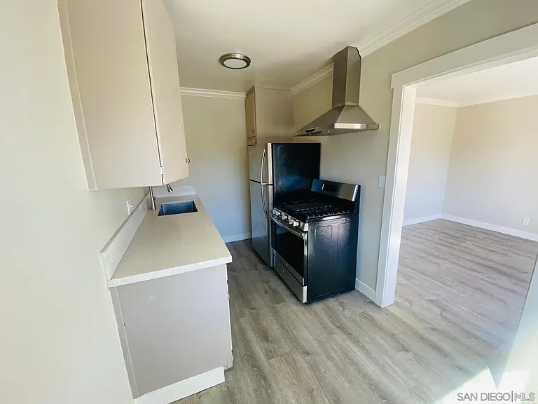 297 S Mollison Ave — Photo 5