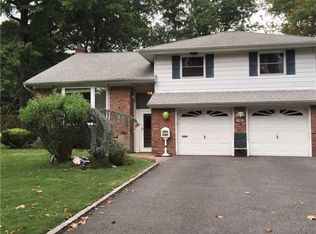11 Capri Dr, Roslyn, NY 11576