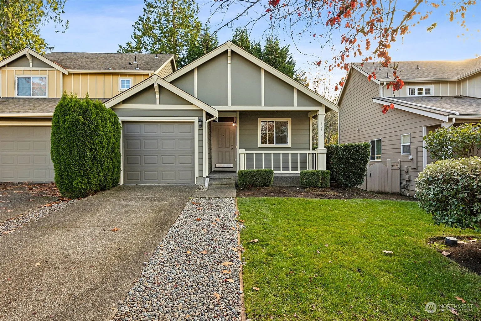 4253 Roxanna Loop SE photo 1
