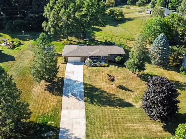 2777 White Lake Rd, Highland, MI 48356