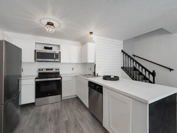 1705 Riverwood Dr #79, Burnsville, MN 55337
