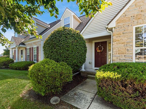 2nd image of 611 Fernwood Pl
