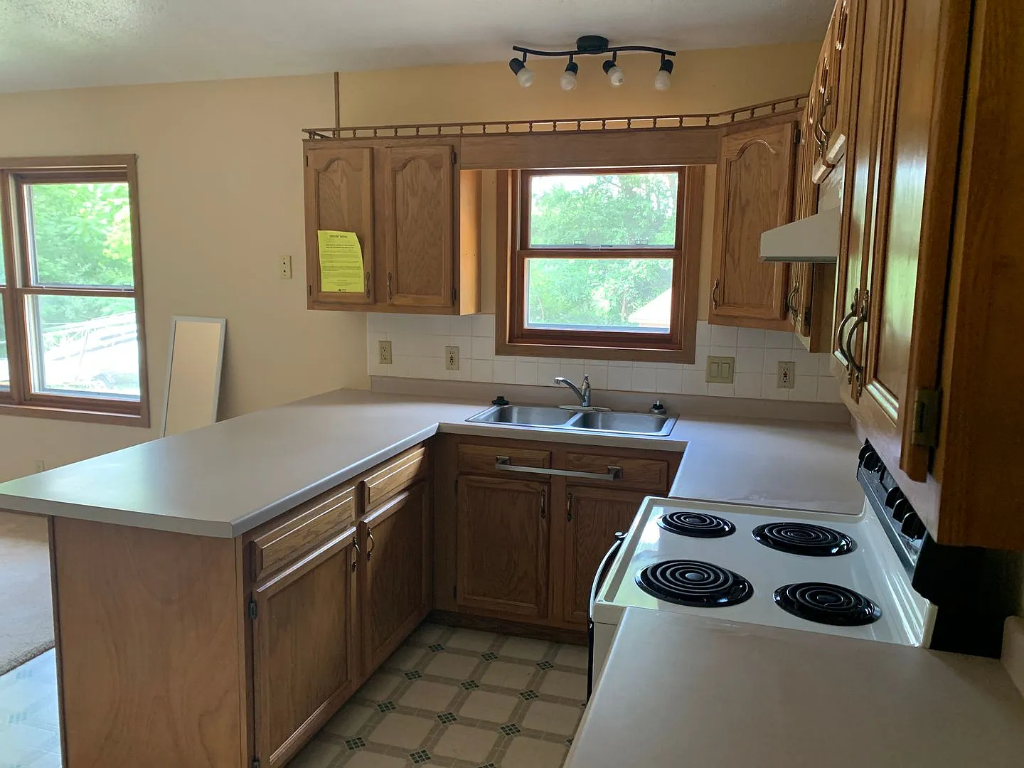 1229 - 1231 Elgin Ave. — Photo 3
