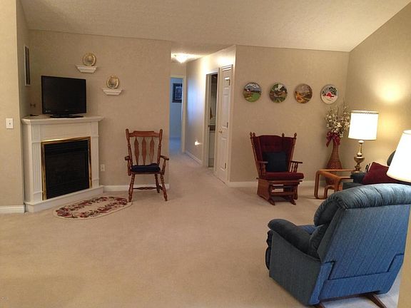 2nd image of 395 Crescent Ct #396