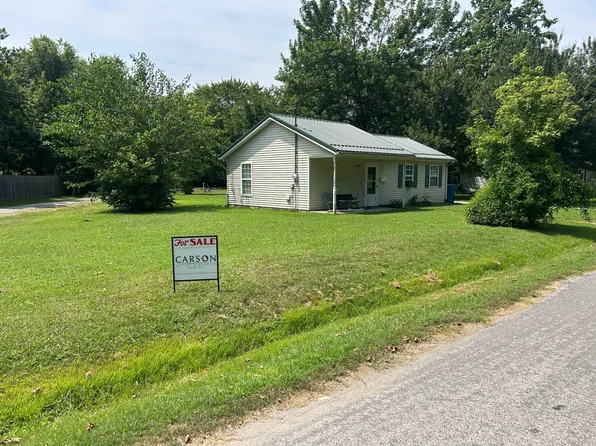 703 W Maple St, Flora, IL 62839